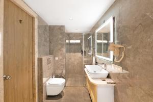 Bagno di White Wharf Beach Resort Morjim Goa