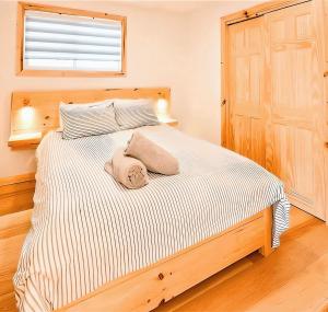 Postel nebo postele na pokoji v ubytování Modern 3BR Chalet with Lake Access, Hot Tub, Near Montreal