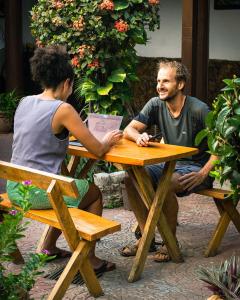een man en een vrouw aan een picknicktafel bij Hostal Antique Luna in Santa Ana