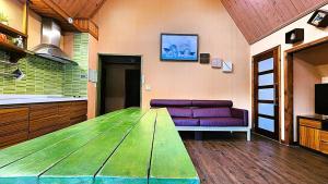 a living room with a table and a purple couch at Pyeongchang Pension Dorothy in Pyeongchang 