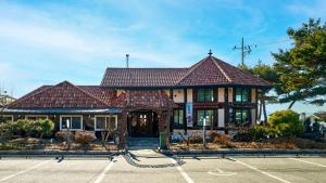 Bygningen som pensionatet ligger i + 16 billeder