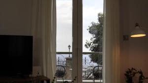 una porta scorrevole in vetro con vista su un balcone di Memories House a Édessa