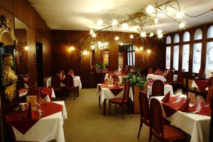 A restaurant or other place to eat at Benczur Hotel