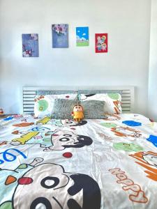 Crayon ShinChan 3R2B SeaView Suite客房内的一张或多张床位