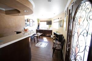 Habitación con cocina con encimera y habitación con: en Trails Motel, en Lone Pine