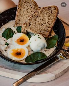 een bord eieren en brood met toast bij Grand Duplex avec 2 chambres in Charleroi