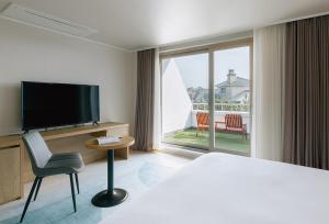 TV a/nebo společenská místnost v ubytování Bloom Hotel