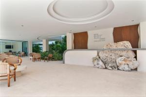 una hall con una grande roccia sul muro di Guest INN Home - Elements Suites a Tulum Altre 37 foto