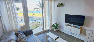 TV a/nebo společenská místnost v ubytování Playalmud- Vistas al mar, primera línea 1 dormitorio