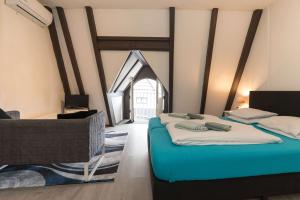 - une chambre avec 2 lits dans une chambre avec une fenêtre dans l'établissement RedLight District Smokers Friendly Private Studio, à Amsterdam 14 autres photos