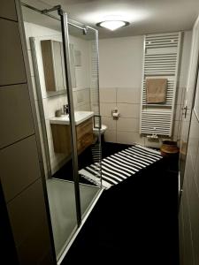 Bilik mandi di gemütliche Ferienwohnung mit Garten