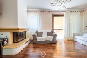 un soggiorno con sedia e camino di Casa Daniela a Pula