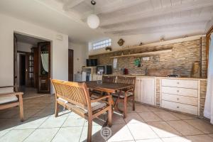 una cucina con tavolo e sedie in legno di Casa Daniela a Pula Altre 26 foto