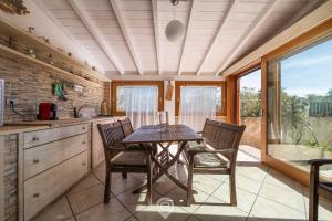 un'immagine di una cucina con tavolo e sedie di Casa Daniela a Pula