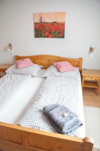 two twin beds in a bedroom with a picture on the wall at Gästezimmer Frühwirth in Teesdorf