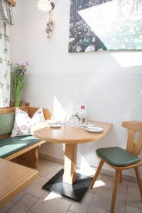 a table and two chairs in a room with a table at Gästezimmer Frühwirth in Teesdorf