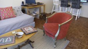 un salon avec un canapé et une table dans l'établissement Ocean Elephant Beach Apartment, à Strand