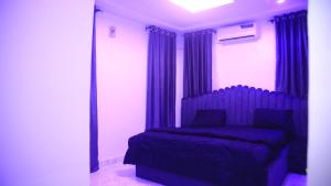Postel nebo postele na pokoji v ubytování Bay Residence Cozy4BR Haven Awka
