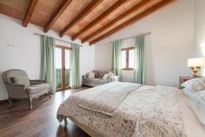 塞萨利内斯Can Xesquet Comuna - Ses Salines的带一张大床和一张沙发的卧室