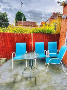 patio con 3 sedie, tavolo e recinzione di Smartstay a Wigston Magna