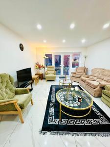 un soggiorno con un divano e un tavolo di Smartstay a Wigston Magna