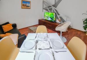 Μια τηλεόραση ή/και κέντρο ψυχαγωγίας στο Duplex Nancy centre - Cour intérieure & Smart TV +12 φωτογραφίες