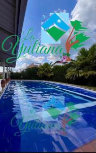 una piscina in un resort con un cartello che dice la palma di Casa Campestre La Yuliana a Santa Helena