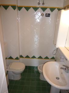 リド・ディ・イエゾロにあるSemiramisの小さなバスルーム(トイレ、シンク付)