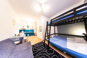 1 dormitorio con 2 literas y sofá en Homely Apartment's Old Town en Cracovia