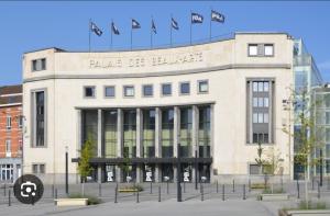 een gebouw met vlaggen erop bij Grand Duplex avec 2 chambres in Charleroi