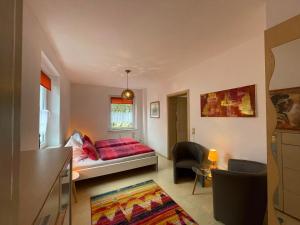 een slaapkamer met een bed en een woonkamer bij Ferienwohnung Am Wald in Großschönau