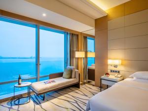 Fliport Wutong Hotel-Free Welcome Fruit & Near Exhibition Center 객실 침대