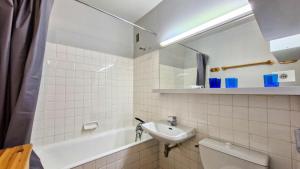 a bathroom with a sink and a toilet and a tub at Résidence Vega - Studio lumineux · Proche des pistes et des commerces · Balcon MAE-1641 in Magland