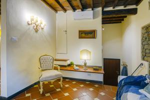 una camera da letto con scrivania e sedia di Romantic Home Duomo - Flo Apartments a Firenze
