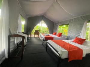 Postel nebo postele na pokoji v ubytování coconut camp udawalawe