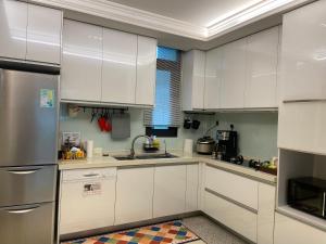 Kuchyň nebo kuchyňský kout v ubytování Lane 82 Hostel
