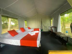 Postel nebo postele na pokoji v ubytování coconut camp udawalawe