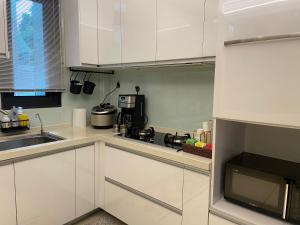 Kuchyň nebo kuchyňský kout v ubytování Lane 82 Hostel
