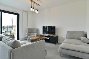 TV a/nebo společenská místnost v ubytování Ker Mada - 2 km de la plage