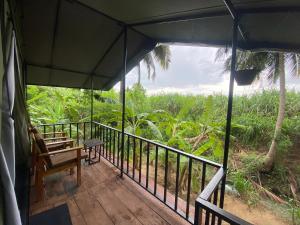 Balkón nebo terasa v ubytování coconut camp udawalawe