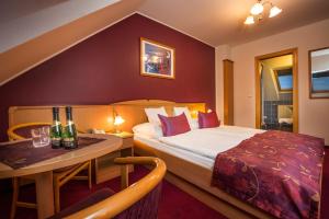 Posteľ alebo postele v izbe v ubytovaní Hotel Kálvária