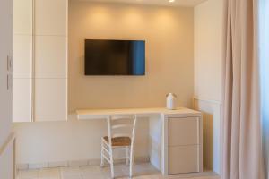 a room with a desk and a tv on the wall at L'Altra Chiave in San Vito Chietino