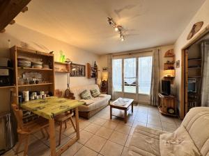 una sala de estar con un sofá y una mesa en Résidence Les Marmottes - NOUVEAUTE PLEIN CENTRE DU VILLAGE MAE-7861, en Villard-de-Lans
