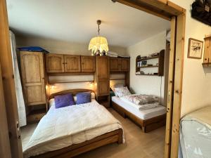 1 dormitorio con cama y banco. en Résidence Les Marmottes - NOUVEAUTE PLEIN CENTRE DU VILLAGE MAE-7861, en Villard-de-Lans