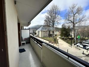 - Balcón con vistas a la calle en Résidence Les Marmottes - NOUVEAUTE PLEIN CENTRE DU VILLAGE MAE-7861, en Villard-de-Lans 3 fotos más