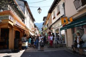 un grupo de personas caminando por una calle con edificios en Résidence Les Marmottes - NOUVEAUTE PLEIN CENTRE DU VILLAGE MAE-7861, en Villard-de-Lans