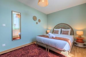 Appartement 2 chambres proche metro et parking في روبيه: غرفة نوم بها سرير كبير ومرآة +15 صورة