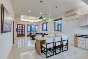 a kitchen and living room with a table and chairs at Le Wu Casa in Huxi