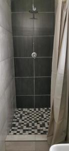 Ένα μπάνιο στο Entire Self-Catering Apartment in Silverfields