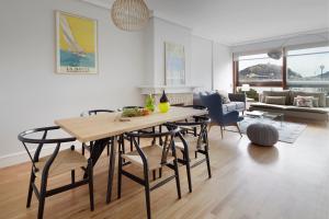 kuchnia i salon ze stołem i krzesłami w obiekcie Palacio Miramar by FeelFree Rentals w mieście San Sebastián